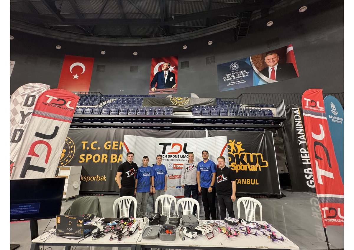 techdroneleague's tweet image. Tech Drone League ve Başakşehir Living Lab pilotları 14 Eylül’de Drone Soccer Türkiye tarafından düzenlenen Dünya Şampiyonası öncesi antrenman ve seçme yarışmalarına Dronemanya etkinliği ile katılım sağladılar. Drone sporunun tüm branşlarına desteğimizi sağlamaya devam edeceğiz.