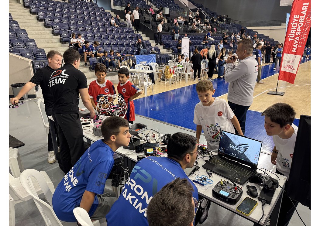 techdroneleague's tweet image. Tech Drone League ve Başakşehir Living Lab pilotları 14 Eylül’de Drone Soccer Türkiye tarafından düzenlenen Dünya Şampiyonası öncesi antrenman ve seçme yarışmalarına Dronemanya etkinliği ile katılım sağladılar. Drone sporunun tüm branşlarına desteğimizi sağlamaya devam edeceğiz.