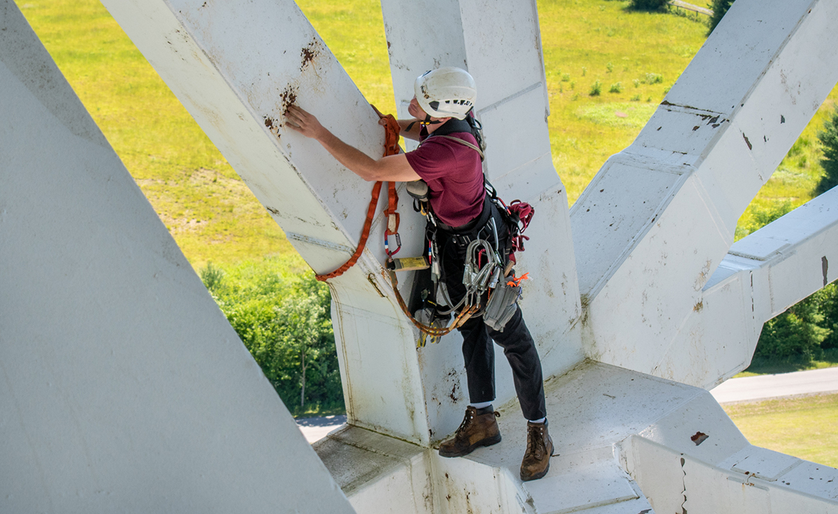ASCETweets's tweet image. Scaling a 17-million-pound telescope? Just another day at the office for the highly trained @ModjeskiMasters structural engineers and technicians who inspect one of the world’s most remarkable scientific instruments.
Learn about the engineers who preserve the Green Bank…