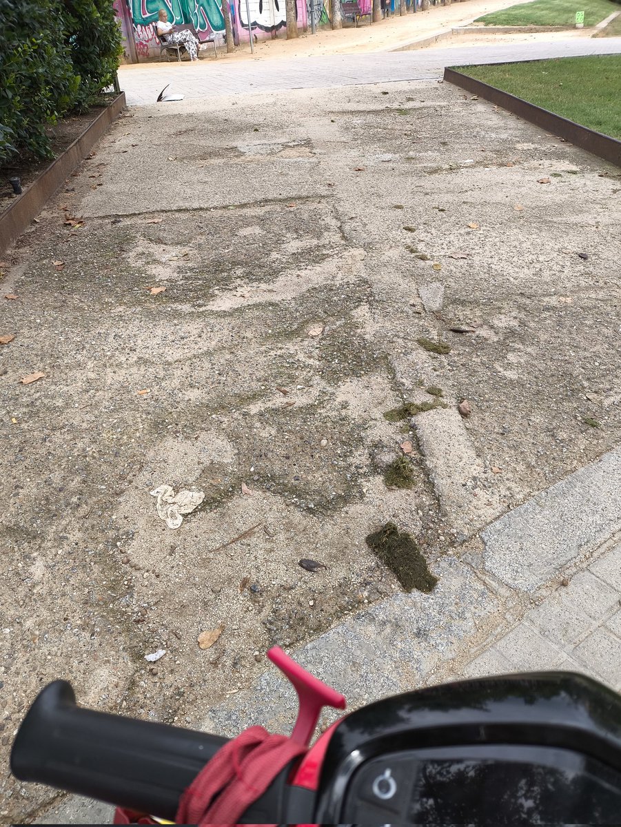 _NoPuedesPasar's tweet photo. Avui he presentat una instància a @bcn_ajuntament per sol•licitar la reparació de la rampa d'accés a la porta de l'escola dels Jesuïtes el Clot. Veure'm si em fan cas. #accessibilitat #nopuedespasar #cadiraderodes #wheelchair https://t.co/RFOuant6GB
