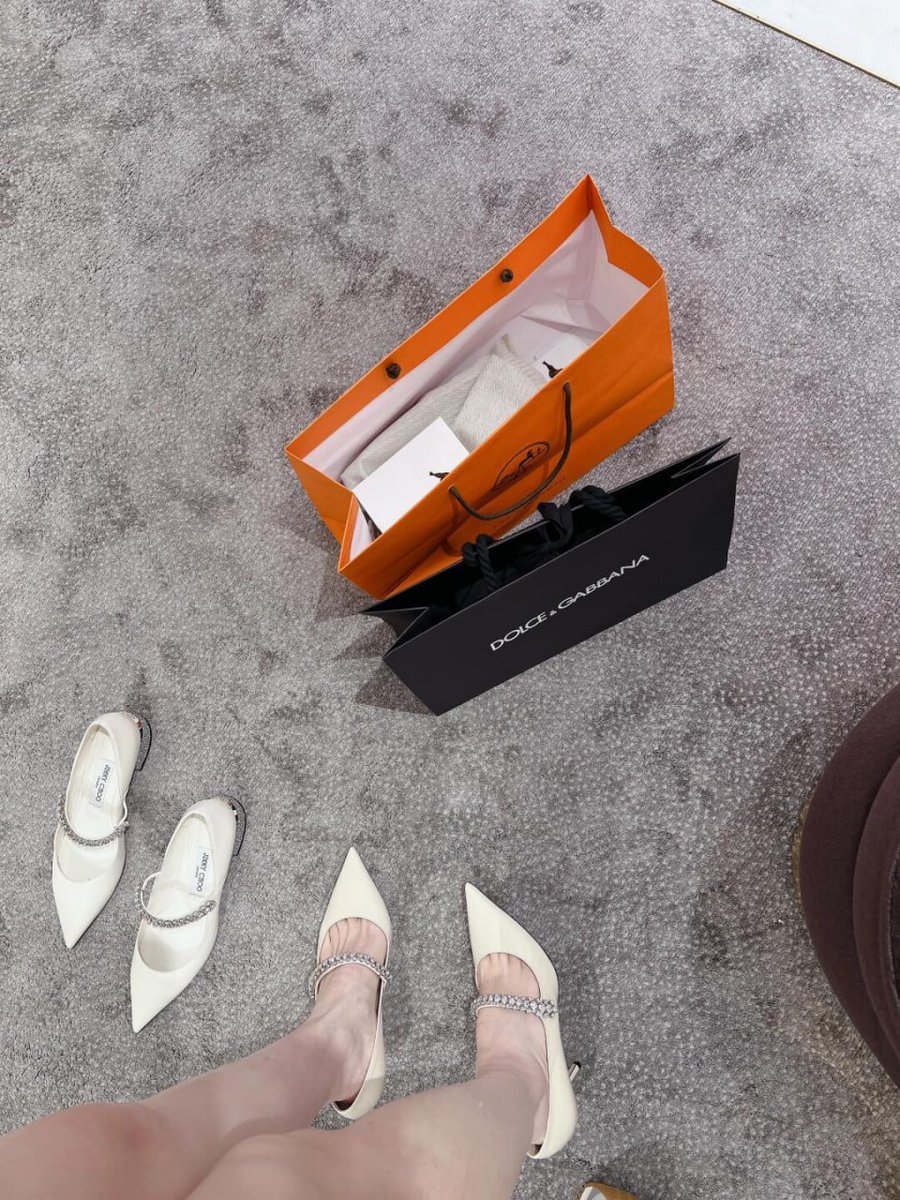 ShafiqMiah2's tweet image. Elegance lives in the little details. Choosing the perfect heels for tonight, ready to step into the evening with grace
