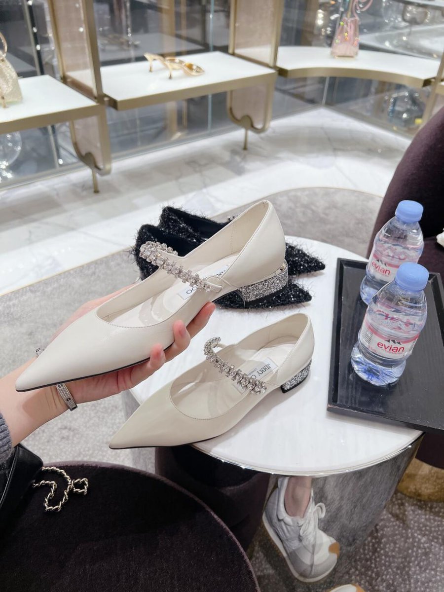 ShafiqMiah2's tweet image. Elegance lives in the little details. Choosing the perfect heels for tonight, ready to step into the evening with grace