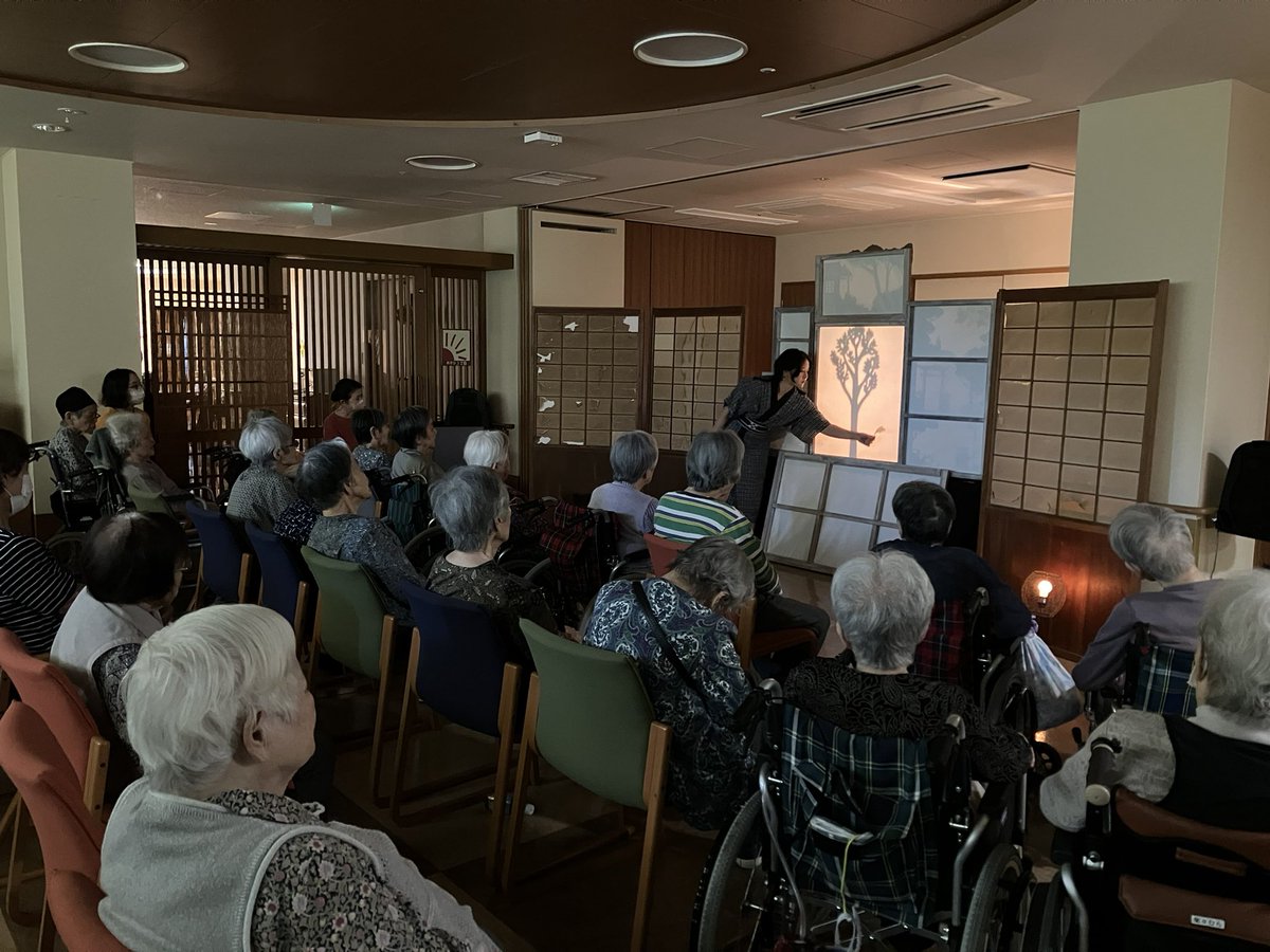 tetuK60's tweet image. 豊岡演劇祭、三日目の昼公演は老人施設慰問公演として「ケアハウス楽々村」にお邪魔しました。。。劇中歌である「浜辺の唄」をおばあちゃん達は一緒に歌ってました❣️
大感激デス‼️皆さん、お元気でね。。。