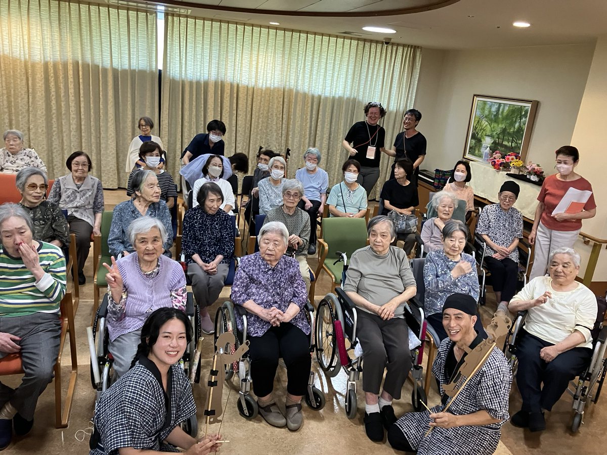 tetuK60's tweet image. 豊岡演劇祭、三日目の昼公演は老人施設慰問公演として「ケアハウス楽々村」にお邪魔しました。。。劇中歌である「浜辺の唄」をおばあちゃん達は一緒に歌ってました❣️
大感激デス‼️皆さん、お元気でね。。。