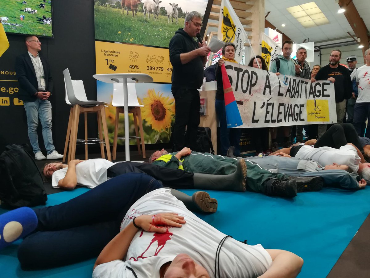 💥#Space2025 : action de la Confédération paysanne en ce moment pour dénoncer la politique sanitaire mise en œuvre par l'État #FCO #DNC
❗❗Stop à l'abattage de l'élevage❗❗