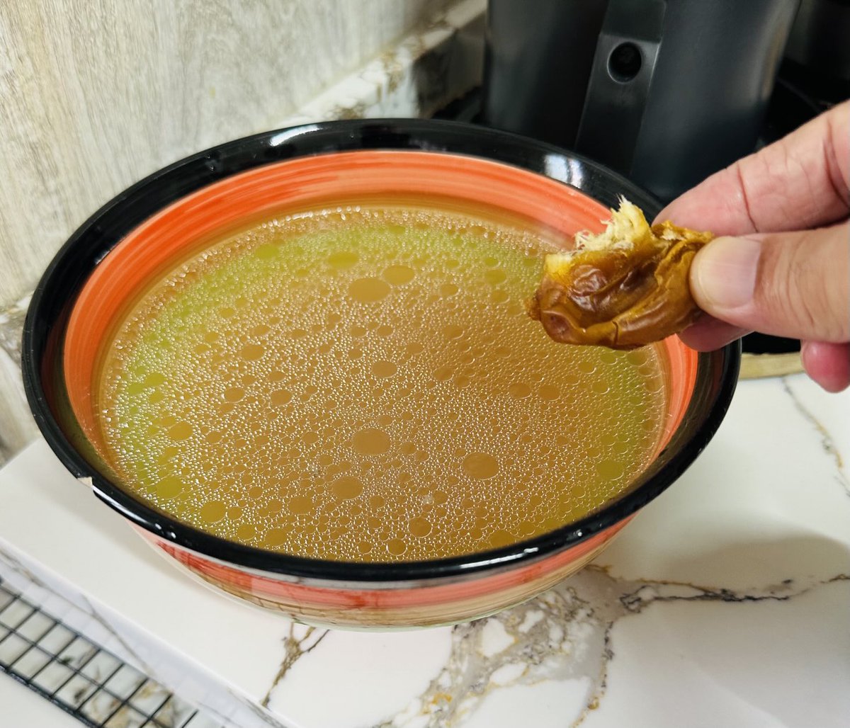 في عام ٧٣ م نزلنا بيشه لحضور زواج احد الأقارب وقبل الغداء قدموا لنا المرق مع تمر صفري هليل وعرفت بعدها إن  هذه عادتهم في المناسبات.
وكان شي فاخر ولذيذ جداً 
أسأل الله لي ولكم حسن الختام