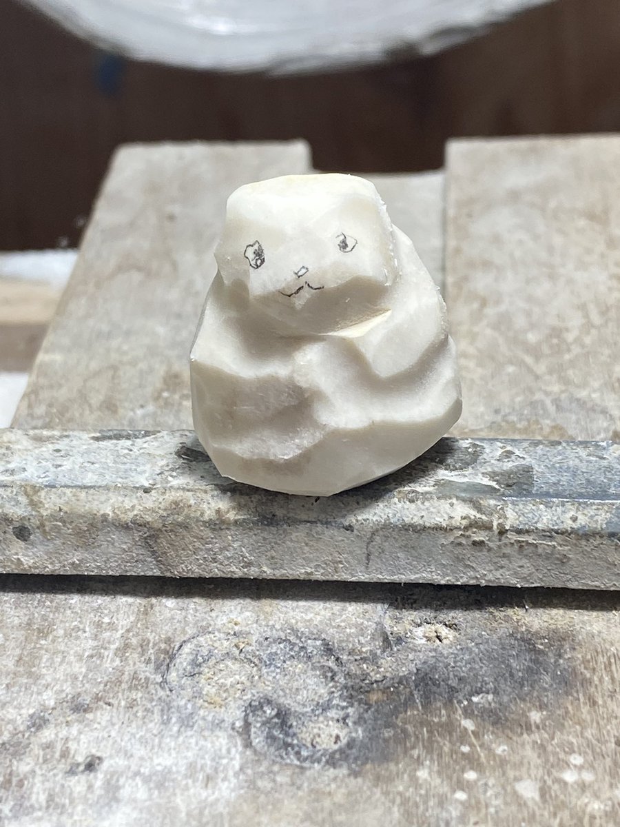 退院後の工房の片付けもようやく進み、少しずつ制作に戻っています。
現在はヘラ鹿角を使って「焼き芋を食べるシロクマ」の帯飾りを制作中です。

一刀彫は肩への負担が大きいため、しばらくはルーターなどの工具と左刃を使った制作になります。
彫刻刀での作品づくりは11月頃から再開の予定です。