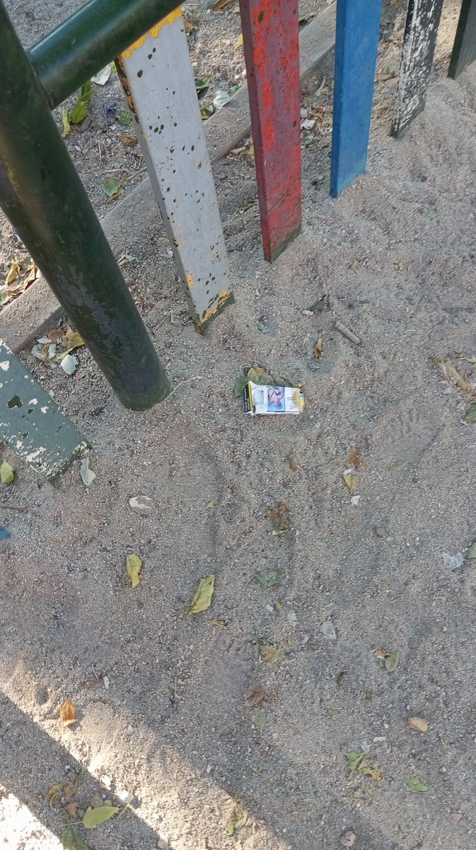 Así tiene Almeida los parques de Usera...se nota que su primogénito no va a jugar en ellos. El resto de niños y niñas pues que jueguen entre basura y pises <a href="/MadridDecadente/">MADRID DECADENTE</a> <a href="/jmd_usera/">Distrito Usera</a> <a href="/MasUsera/">Más Madrid | Usera</a> <a href="/Lineamadrid/">Línea Madrid</a> parque Olof Palme, area infantil Fornillos 7A