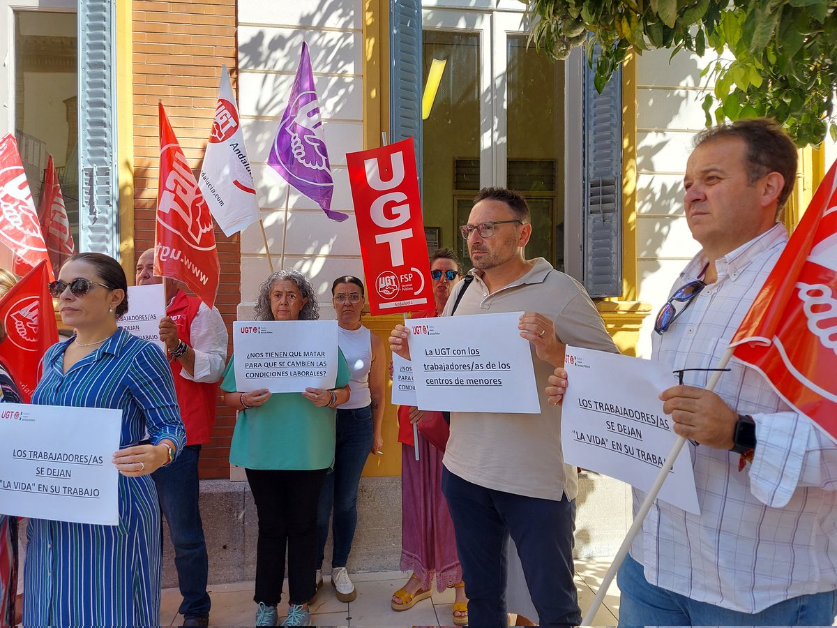 Hoy, en la sede de <a href="/UGTHuelva/">UGT Huelva</a>, nos concentramos en repulsa por la brutal agresion sufrida por una educadora social  en un centro de proteccion de  menores de #Huelva 
❌️Basta ya de violencia.
✋️Exigimos seguridad y respeto para quienes cuidan.

#UGTHuelva #EducadorasSeguras
