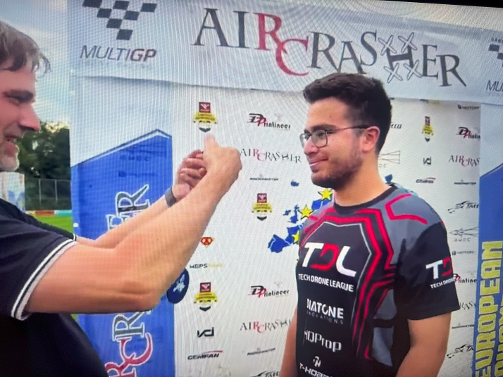 techdroneleague's tweet image. Tech Drone League pilotumuz Nazım Tüzün, MultiGP Avrupa Şampiyonasında 3.’lük elde ederek büyük bir başarıya imza attı.
6-7 Eylül’deki FAI Türkiye Drone Race25 Dünya Kupası yarışında da 1.’lik elde etmesinin akabinde Avrupa’da da 3. Olan Nazım’ı tebrik ederiz.