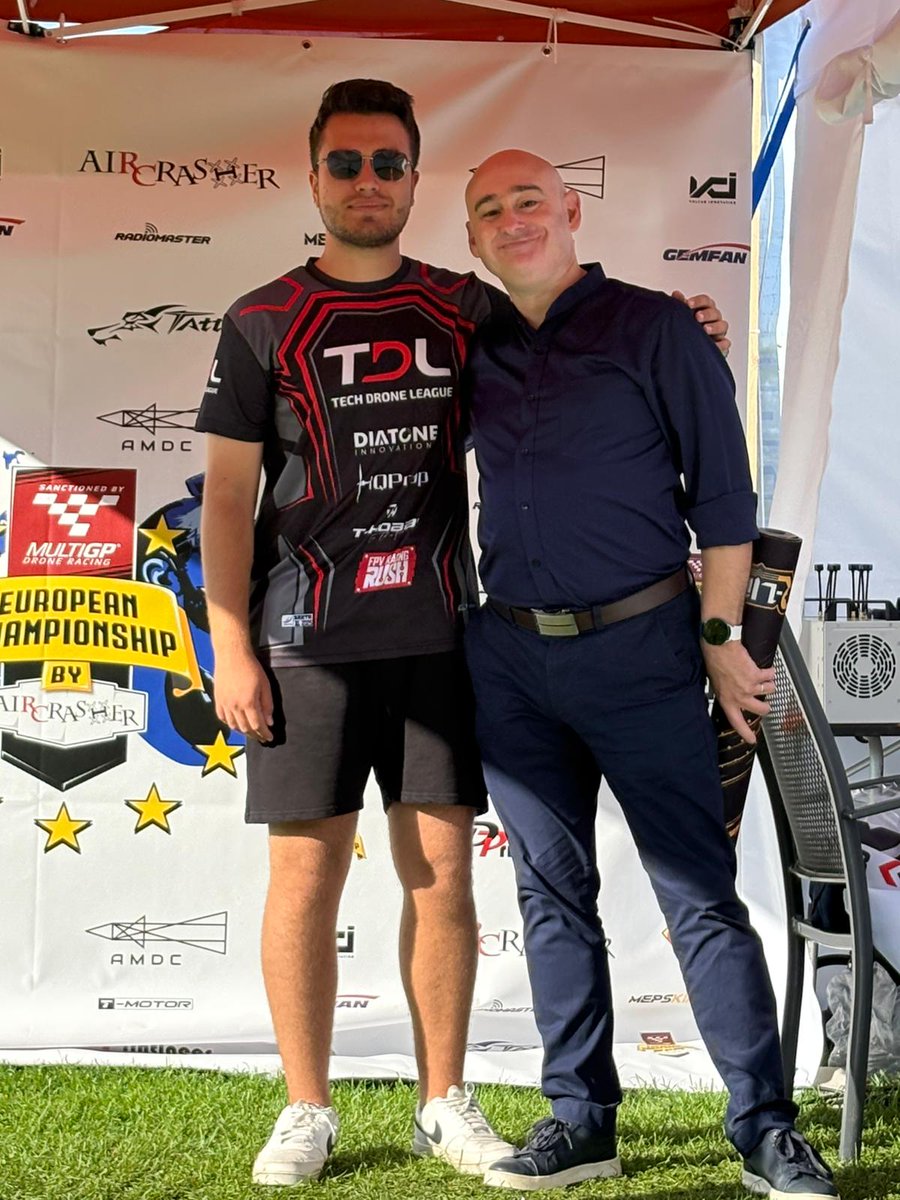 techdroneleague's tweet image. Tech Drone League pilotumuz Nazım Tüzün, MultiGP Avrupa Şampiyonasında 3.’lük elde ederek büyük bir başarıya imza attı.
6-7 Eylül’deki FAI Türkiye Drone Race25 Dünya Kupası yarışında da 1.’lik elde etmesinin akabinde Avrupa’da da 3. Olan Nazım’ı tebrik ederiz.