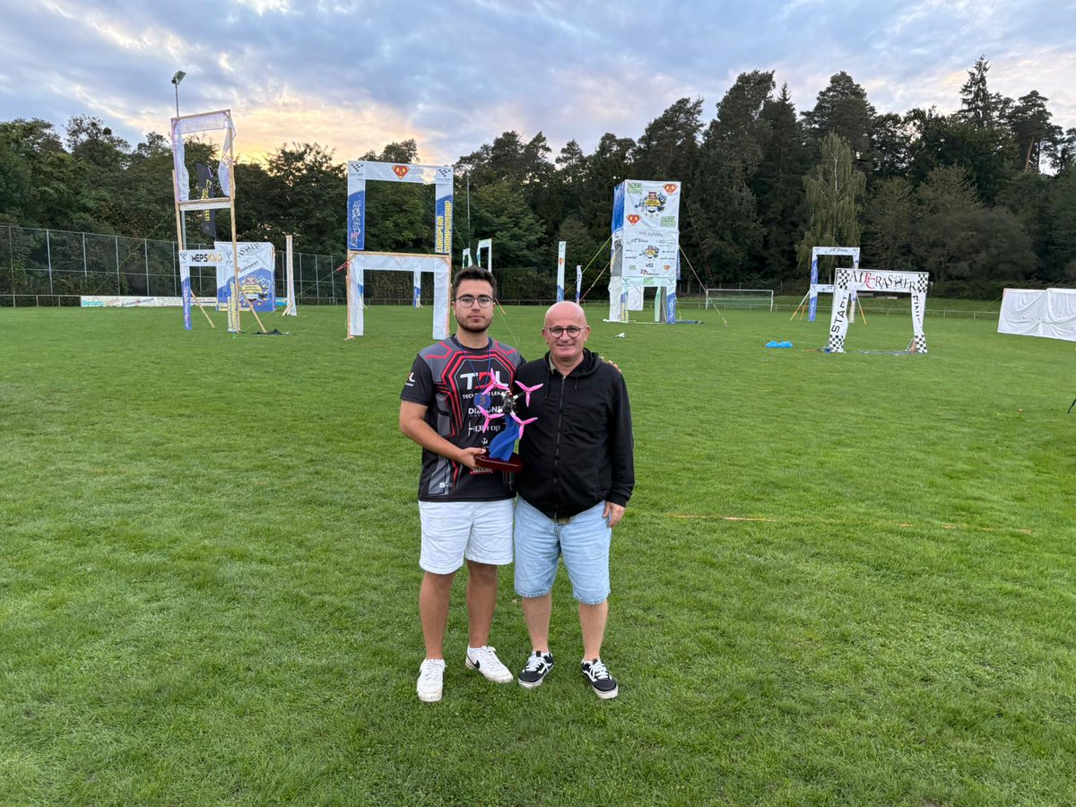 techdroneleague's tweet image. Tech Drone League pilotumuz Nazım Tüzün, MultiGP Avrupa Şampiyonasında 3.’lük elde ederek büyük bir başarıya imza attı.
6-7 Eylül’deki FAI Türkiye Drone Race25 Dünya Kupası yarışında da 1.’lik elde etmesinin akabinde Avrupa’da da 3. Olan Nazım’ı tebrik ederiz.