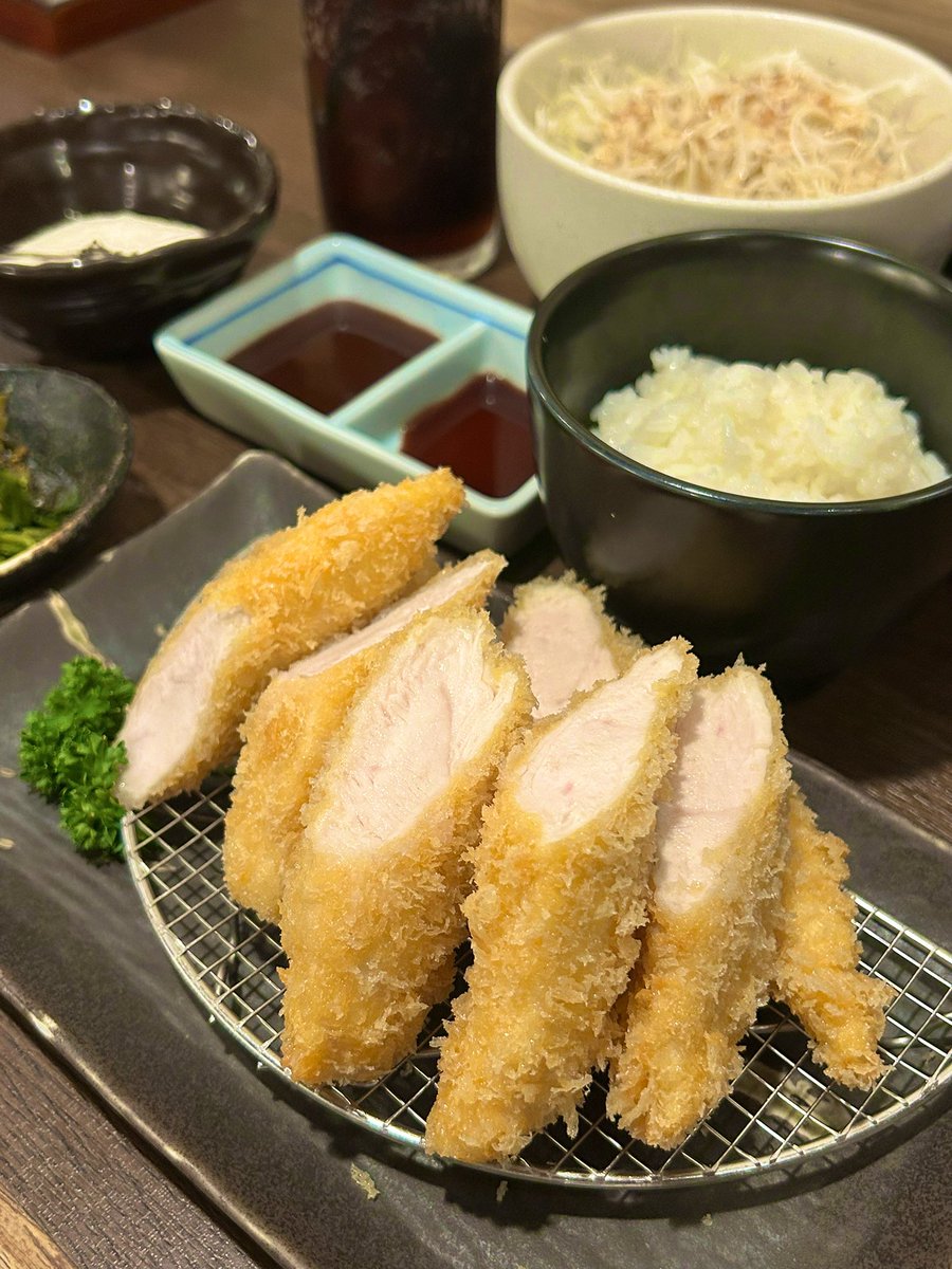 UNDeRSTAND_r's tweet photo. 【RIIZE 聖地巡礼】
🚩イマカツ 赤坂店

・ソンチャン
ランチ限定イマカツ膳（メンチ、ささみ、一口ヒレ、カニクリーム）＋とろろ＋コーラ
・アントン
チュソンフン（秋山成勲）コラボメニュー ささみカツ膳（4本入り）
・ウォンビンソヒ
名物ささみかつ膳（3本入り）
・ショウタロウ
特選ヒレかつ膳 https://t.co/rGUd5b8Ilk