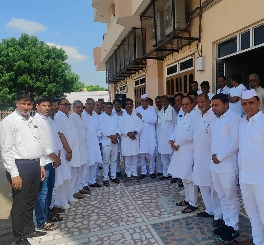 चुरू जिला कांग्रेस कमेटी के " वोट चोर गद्दी छोड़ हस्ताक्षर अभियान " की महत्वपूर्ण बैठक में सहभागिता निभाई ।
 #votechorgaddichhod