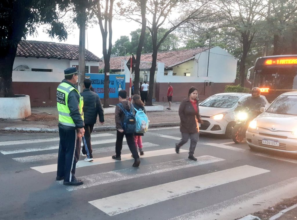 asu_transito's tweet photo. IMPORTANTE |
•Al cruzar una calzada, se debe hacer uso de la franja peatonal, si no hubiere, cruzar con mucha precaución y en las esquinas de cada cuadra
👮🏻♂️ Cobertura PMT en horario de entrada en varias instituciones educativas. #AsuTransito https://t.co/BzPpAnB6oQ