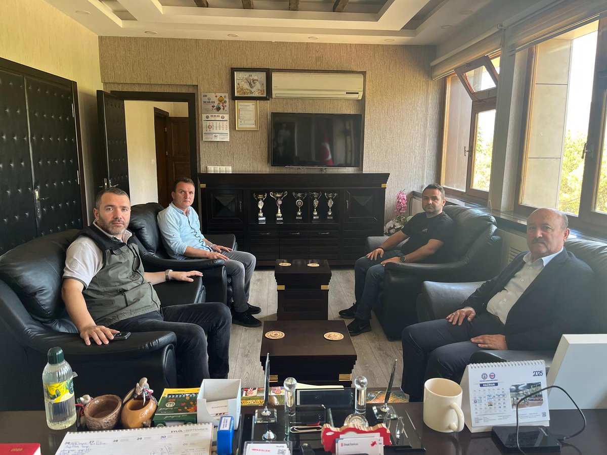 Bölge Başkanımız Levent Işıktaş, Temsilcilerimiz Tanju Karakaş ve Durmuş Dede ile birlikte Yenice Orman İşletme Müdürü Sayın Mustafa Atalar’ı makamında ziyaret ettiler.
İşçilerimizin sorunlarına yönelik katkılarına ve misafirperverliği için teşekkür ederiz.