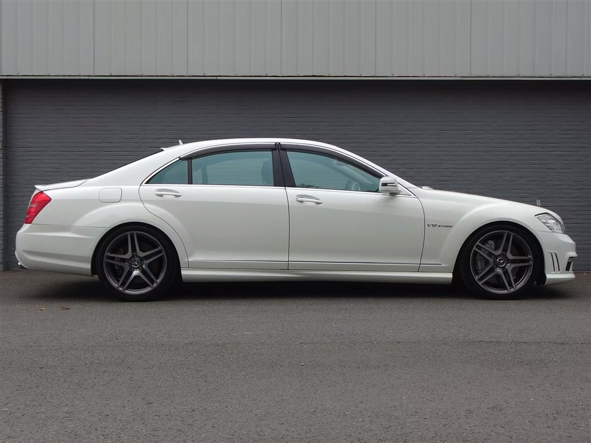 Earlsimxx's tweet photo. W221 was a very stylish S-Class: Shown here it its peak form, the S65 AMG Long with 630hp and 1,000nm torque. https://t.co/BrPo7EWXoL