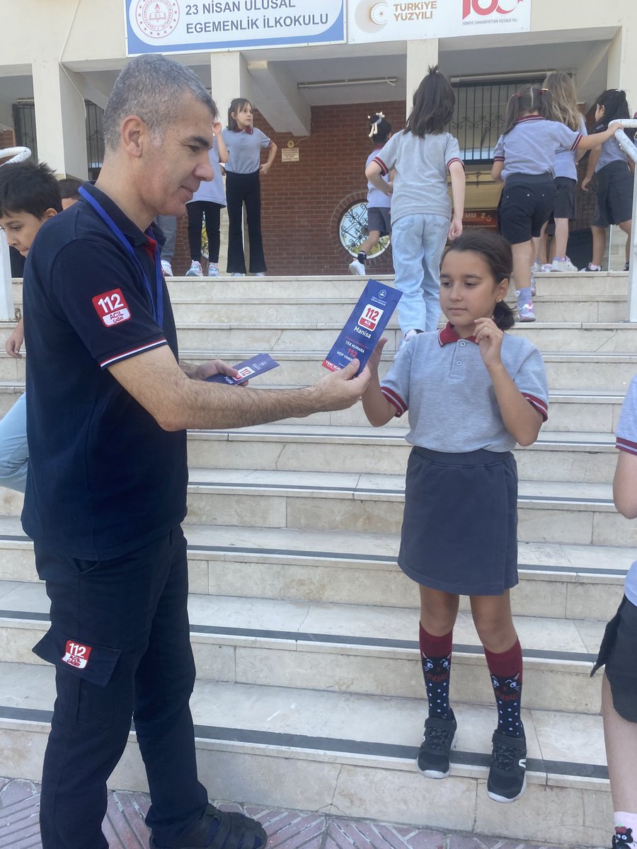 Manisa 112 Acil Çağrı Merkezi (@manisa112acm) on Twitter photo ‘Sağlıklı Çocuk Sağlıklı Gelecek Programı’ teması kapsamında Yunusemre İlçe Sağlık Müdürlüğü ile birlikte 23 Nisan Ulusal Egemenlik İlkokulu öğrencilerine 112 Acil Çağrı Numarasının Farkındalığını arttırmak için tanıtım materyalleri dağıtılmıştır.
<a href="/TC_icisleri/">T.C. İçişleri Bakanlığı</a> <a href="/112teknumara/">112 Acil Çağrı Merkezleri</a> ‘Sağlıklı Çocuk Sağlıklı Gelecek Programı’ teması kapsamında Yunusemre İlçe Sağlık Müdürlüğü ile birlikte 23 Nisan Ulusal Egemenlik İlkokulu öğrencilerine 112 Acil Çağrı Numarasının Farkındalığını arttırmak için tanıtım materyalleri dağıtılmıştır.
<a href="/TC_icisleri/">T.C. İçişleri Bakanlığı</a> <a href="/112teknumara/">112 Acil Çağrı Merkezleri</a>