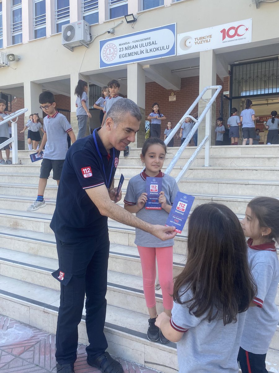 Manisa 112 Acil Çağrı Merkezi (@manisa112acm) on Twitter photo ‘Sağlıklı Çocuk Sağlıklı Gelecek Programı’ teması kapsamında Yunusemre İlçe Sağlık Müdürlüğü ile birlikte 23 Nisan Ulusal Egemenlik İlkokulu öğrencilerine 112 Acil Çağrı Numarasının Farkındalığını arttırmak için tanıtım materyalleri dağıtılmıştır.
<a href="/TC_icisleri/">T.C. İçişleri Bakanlığı</a> <a href="/112teknumara/">112 Acil Çağrı Merkezleri</a> ‘Sağlıklı Çocuk Sağlıklı Gelecek Programı’ teması kapsamında Yunusemre İlçe Sağlık Müdürlüğü ile birlikte 23 Nisan Ulusal Egemenlik İlkokulu öğrencilerine 112 Acil Çağrı Numarasının Farkındalığını arttırmak için tanıtım materyalleri dağıtılmıştır.
<a href="/TC_icisleri/">T.C. İçişleri Bakanlığı</a> <a href="/112teknumara/">112 Acil Çağrı Merkezleri</a>