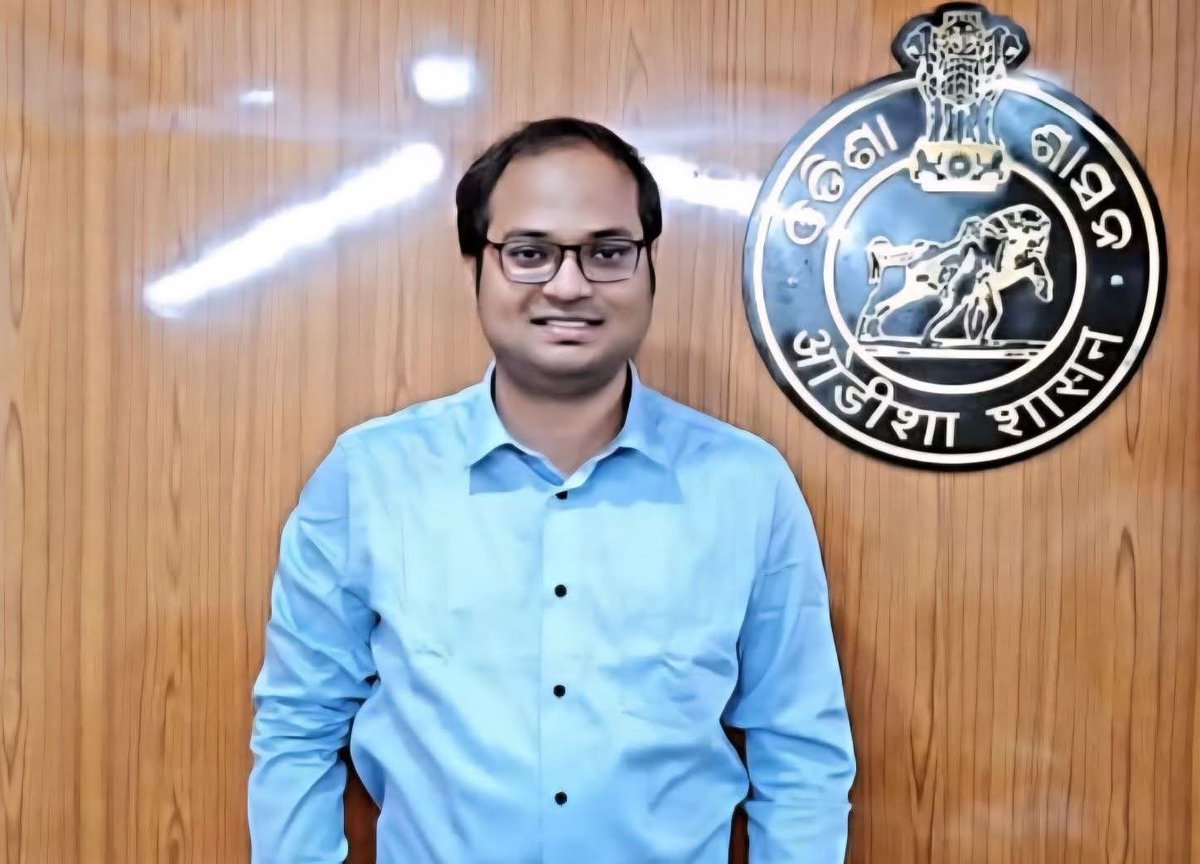 Back2Vedas's tweet photo. Ashwini Panda, an Odisha civil services topper, was caught by vigilance for taking a bribe for land conversion.

That’s fine. Bribery in sarkari kamkaj is routine. We understand that. What’s outrageous is he asked for just ₹15,000. Shameful! https://t.co/6dYHW4cUtM