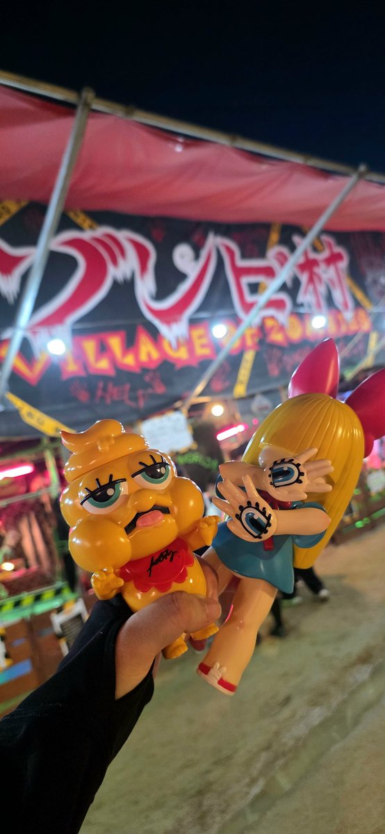 xxxAyax666xxx's tweet photo. 黄色い子たち(#にぎるちゃん、#BABYSHIT くん)を連れて放生会なうだよ☺
来年はお化け屋敷とか見世物小屋とかに似合いすぎるヒカリトイズさんとピンクトイズさんのソフビを連れて行きたい。ソフビQで手に入ればいいな。
今年のトレンドはラブブくじとどっ缶みかんの模様w https://t.co/NslveGXIRb