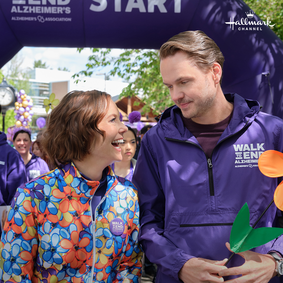 alzassociation's tweet photo. 📺 In @hallmarkchannel's #FallingTogether, #ENDALZ Celebrity Champion Ashley Williams' character recruits friends and neighbors to participate in #Walk2EndAlz. Catch the film tonight, at 6/5 p.m. CT, and start your Walk team today: https://t.co/aQP8WKYVre. https://t.co/Mb5B4y937Q