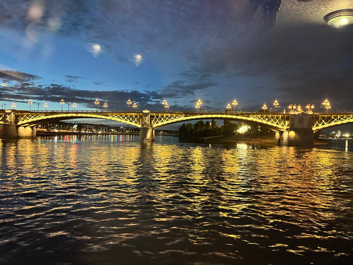 El puente de las cadenas y el Parlamento, iluminado desde el Danubio,  cambia de tonos pero mantiene su deslumbrante belleza. 
Desde adentro y la cubierta del catamaran