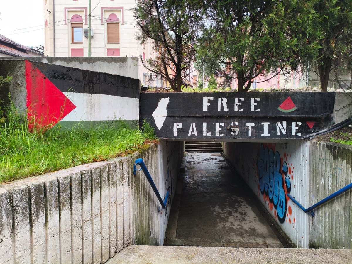 Hace unos meses estuve en Sarajevo conociendo la historia de lo allí vivido y lo que la gente te cuenta de esa época es terrible. La alusión que ha hecho Ayuso sobre Sarajevo es una vergüenza. Y que sepa que la ciudad de Sarajevo y Bosnia están repletas de banderas de Palestina.