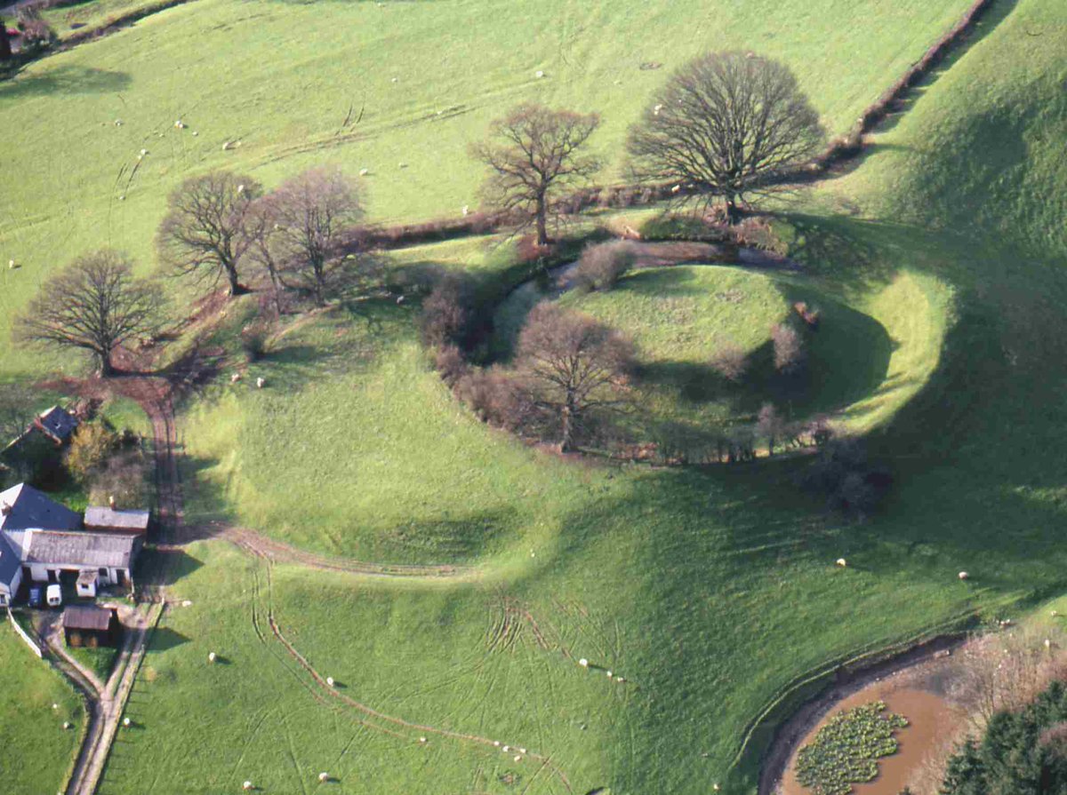It’s #DyddOwainGlyndŵr and we’re marking the anniversary of his proclamation as the last native Prince of Wales in 1400 by exploring the history and archaeology of two fascinating sites connected with him. zurl.co/BlonS 
#SycharthCastle and #ParliamentHouse #Machynlleth