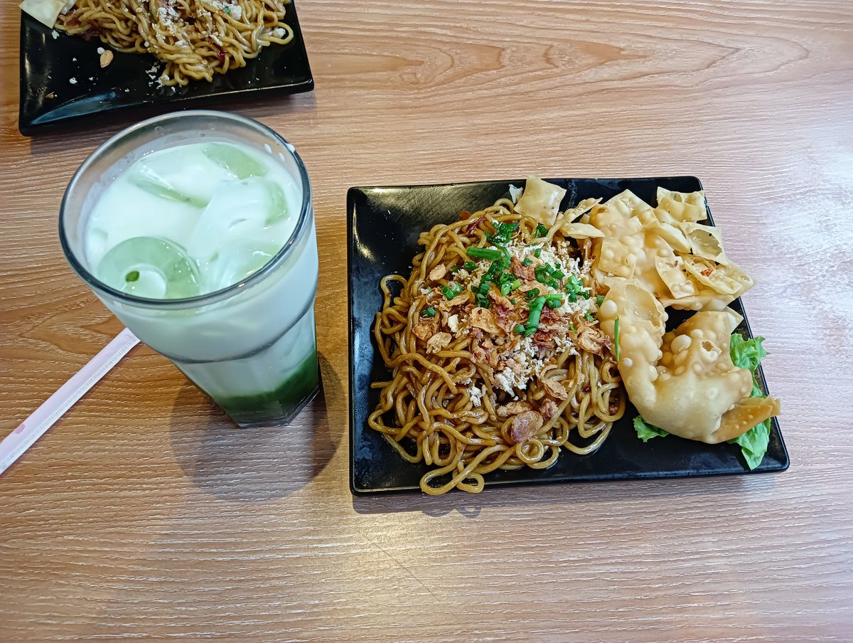 everyknowing's tweet image. Pertama kali beli di Wizzmie ✅
Pertama kali beli mie pedes sendirian &amp;amp; atas inisiasi sendiri ✅
Dapet promo ✅