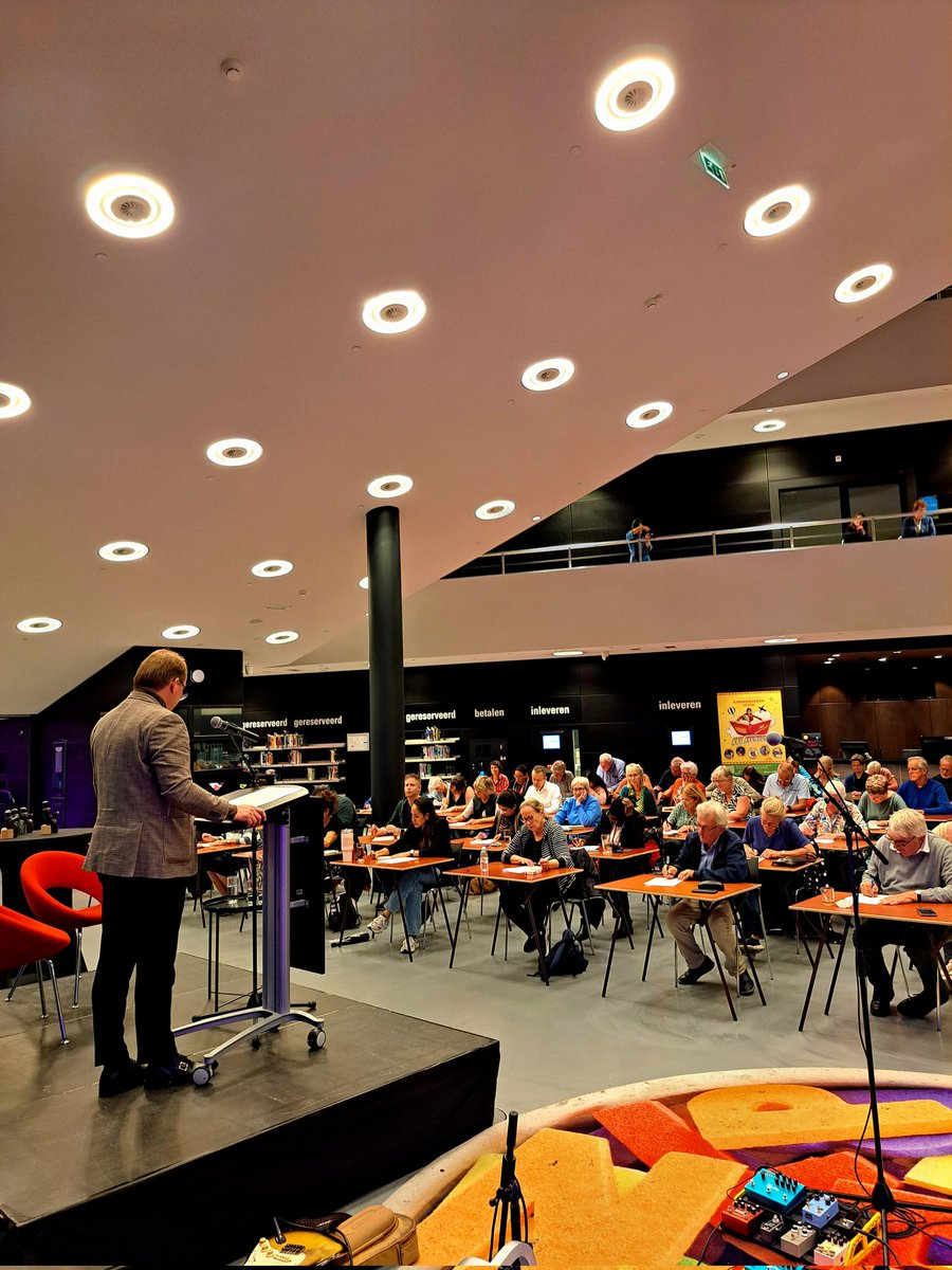 Mooie avond in De Nieuwe Bibliotheek met het traditionele #AlmeersDictee. Tekst van Chiel van der Veen voorgelezen aan 82 deelnemers. Met woorden als fissa en prometheïsche opgave. Stefan Louwers werd met 0 fout uitgeroepen tot winnaar. Proficiat en hulde aan alle deelnemers!