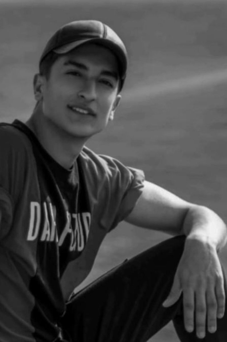 به یاد #علی_مظفری ۱۷ ساله که ۳۰ شهریور ۱۴۰۱ با شلیک سه گلوله در خون غلتید. 
#مهسا_امینی 
#زن_زندگی_آزادی