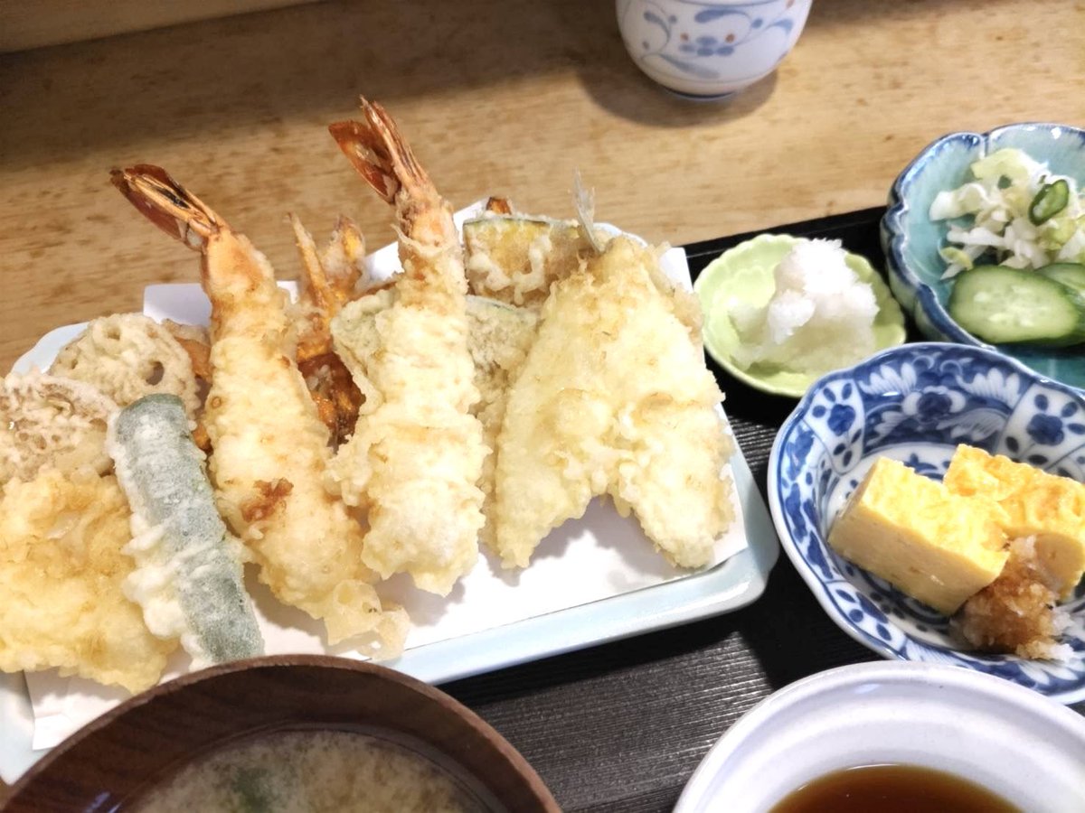 kaako1111's tweet photo. 東京🗼
昨日初めて横浜に降りました

今回は築地に連泊なので昼に近所の　#天ぷら丸中 さんへ、美味しいね🍤

1日一つの用事こなすのもドッと疲れが💦

そして��座のいつもの鑑定も衝撃でした、ほんますごい角度からくるよなぁ...😵👻

明日は予定が詰まってるので頑張ろ💪

#銀座キャピタルホテル茜 https://t.co/mS26TzR2fk