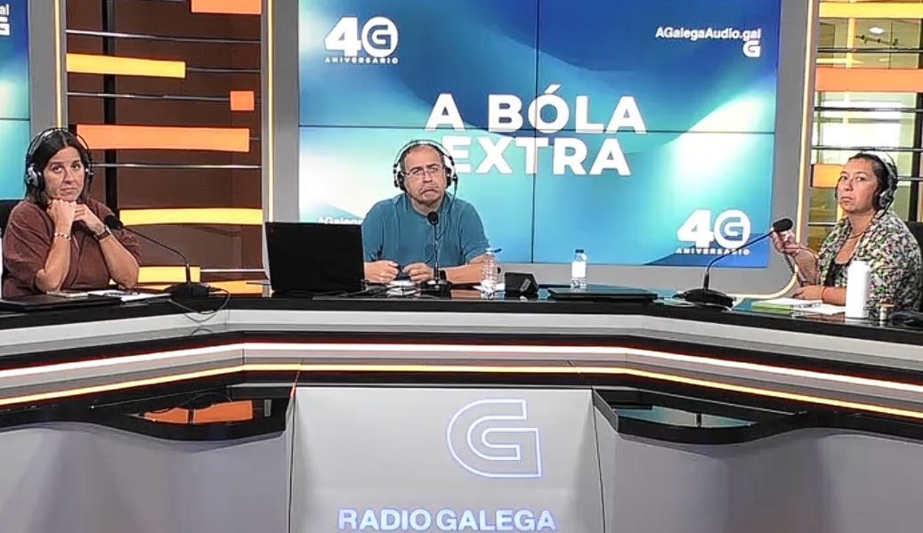 Cando viaxades en autobús, tedes algunha teima? Como escolledes o sitio? Poñedes o bolso no asento do lado para ir sen acompañante? Conversades? #ABólaExtra, con Leti da Taberna. Analizamos os comportamentos máis habituais dos usuarios dos autobuses. 
 agalegaaudio.gal/videos/detail/…