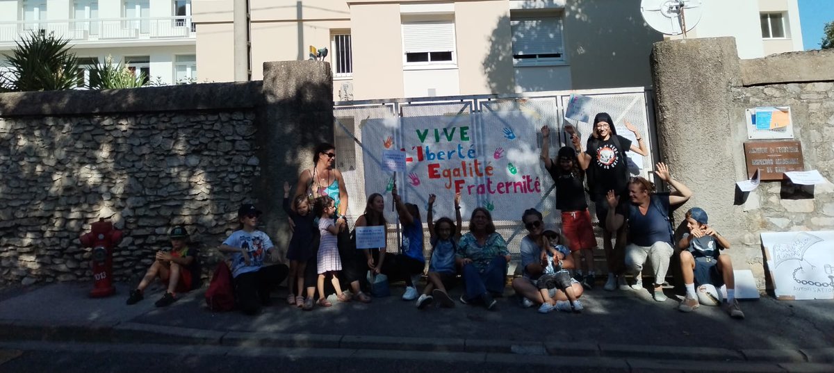#JIPLI 2025 à #Nîmes 

Des familles réunies pour défendre l'#IEF et la liberté de choisir le mode d'instruction qui correspond à chacun(e).

Trop de refus encore dans le #Gard par <a href="/Dsden30/">DSDEN 30</a> et <a href="/acmontpellier/">Académie Montpellier</a> : des familles investies dans l'incompréhension.

#SuppressionArt49IEF