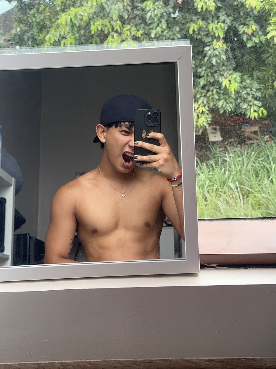 lemme introduce you to my tan line ᵕ̈