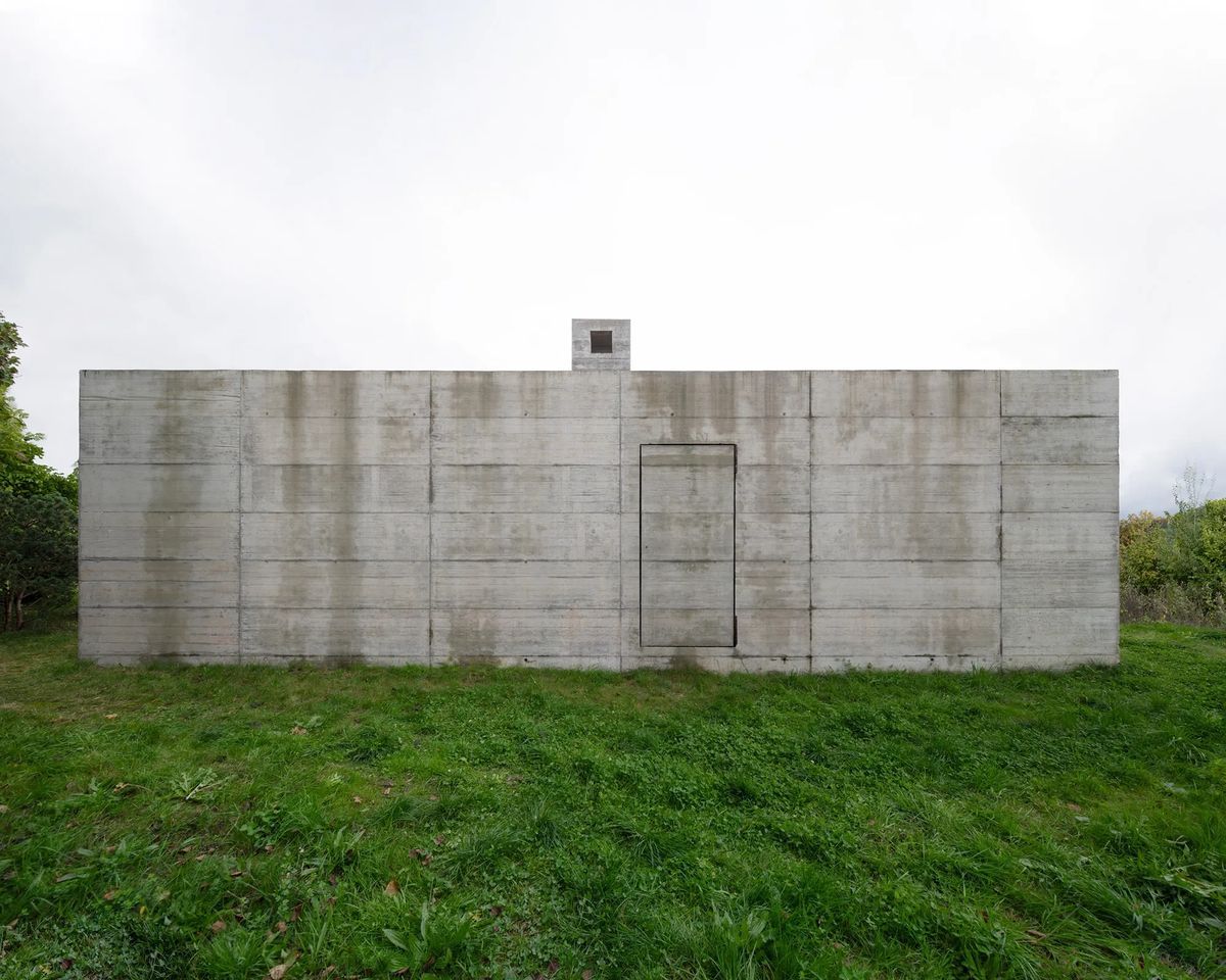 BÜRO MÜHLBAUER’s concrete dwelling in the Bavarian Forest in Germany reimagines domestic life around two inward-looking courtyards, privileging perception and ritual over outward display.
→ thisispaper.com/mag/house-two-…