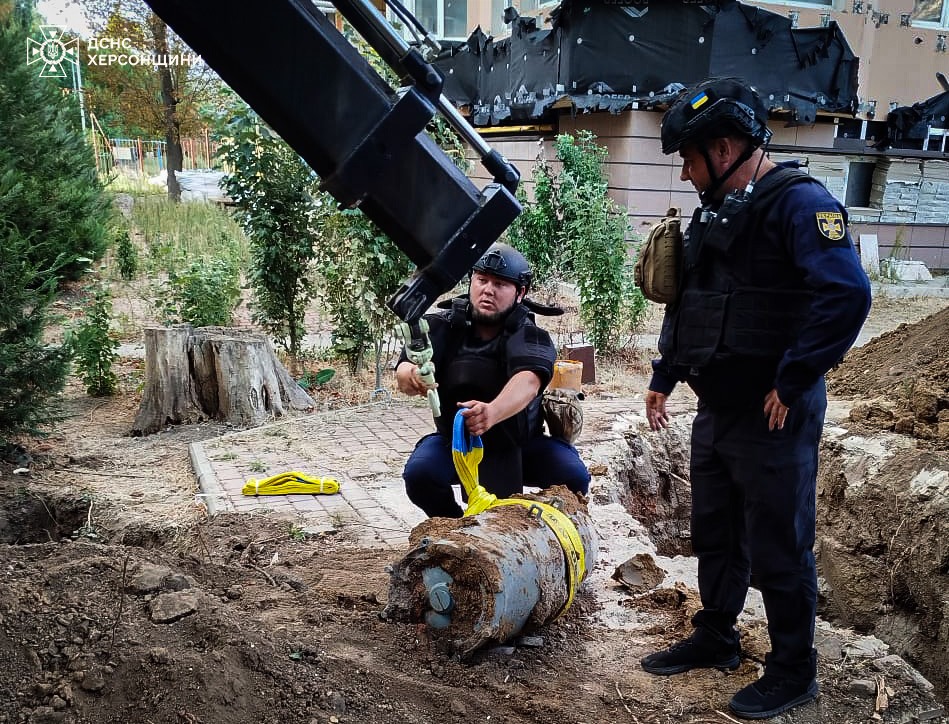 Під час однієї з авіаатак росії по Херсону було випущено декілька авіабомб – одна з них не здетонувала. Сапери ДСНС вилучили її й транспортували для подальшого знищення.  

Побачили підозрілий предмет — негайно телефонуйте за номером «101» та чекайте прибуття фахівців.