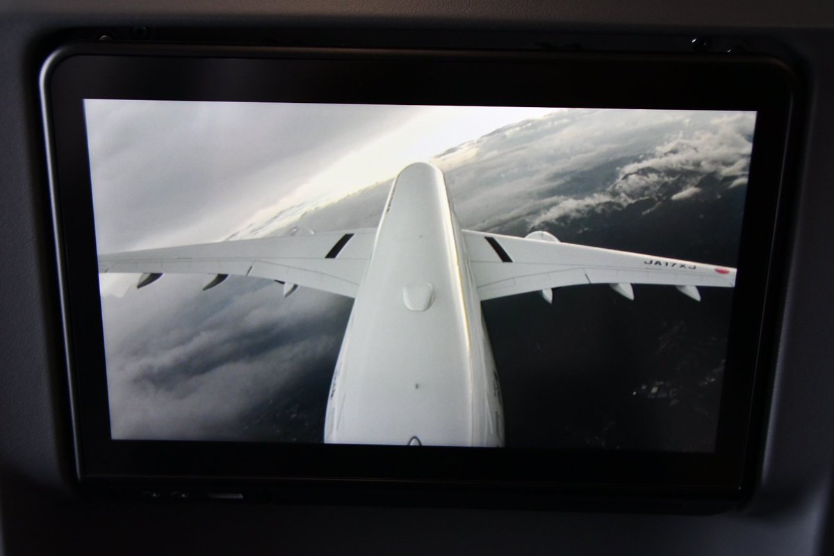 一昨日の1枚
JAL A350-941 JA17XJ
ちょっと前に唐突にA350に搭乗したくなりバーゲンで購入したチケットを利用して福岡→羽田→北九州の行程で利用させて頂きました。搭乗機は8月末に就航したJA17XJ号機で真新しい機体に搭乗する事が出来ました。