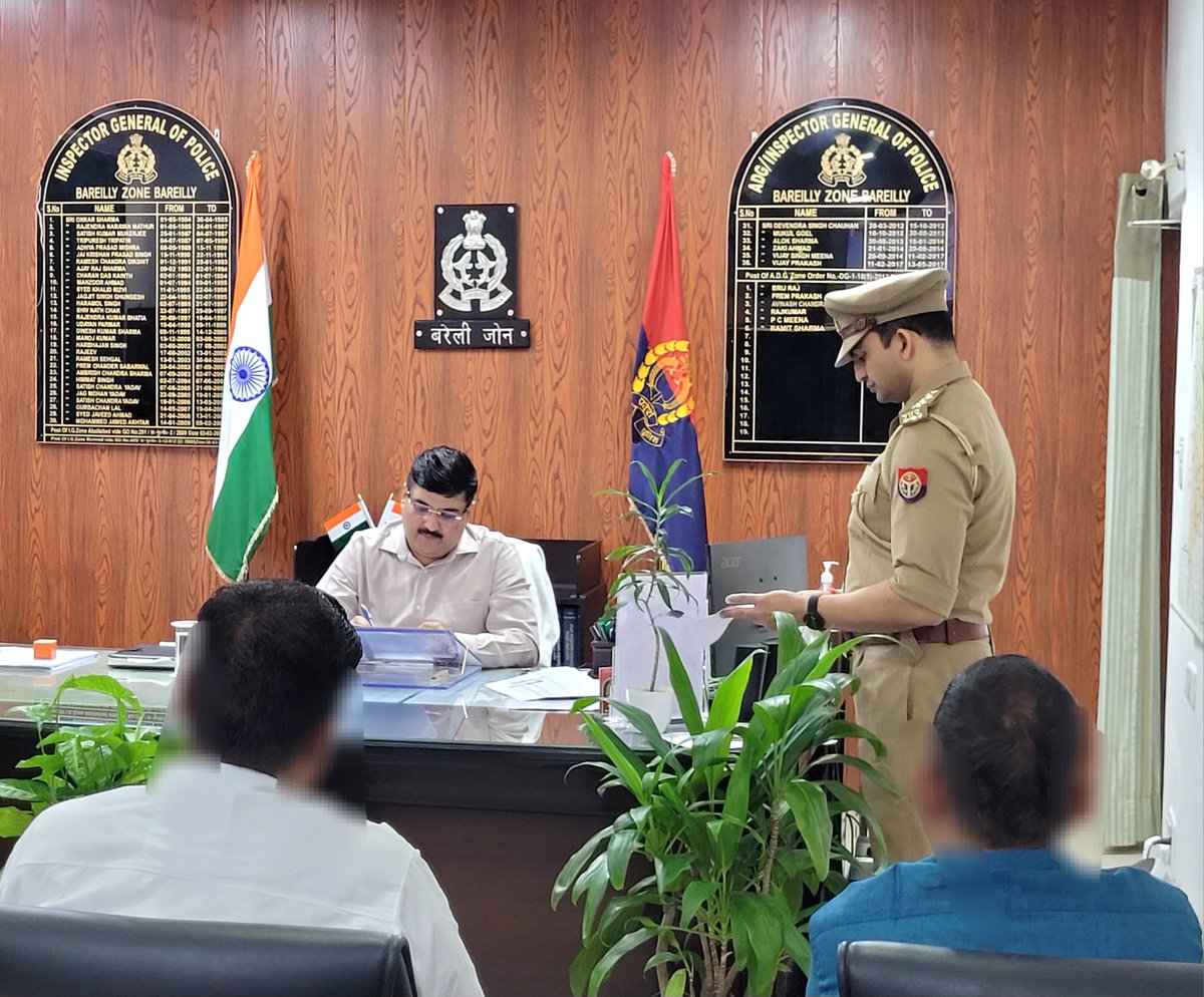 16 सितम्बर, 2025

अपर पुलिस महानिदेशक, बरेली जोन द्वारा कार्यालय में जनसुनवाई के दौरान आमजन की शिकायतों/समस्याओं को सुनकर उनका नियमानुसार निस्तारण करने हेतु सम्बन्धित को निर्देशित किया गया।