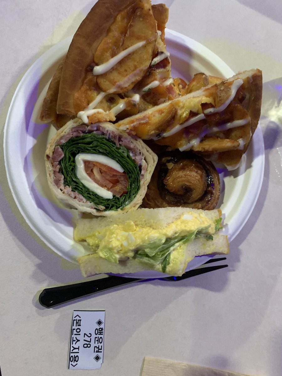 Piggycell 밋업 후기

행사 입구에 반갑게 맞이해주시는 관계자분들이 있어 기분좋게 행사장에 들어갔습니다. 그리고 루마 승인 이후, 자리까지 앉을 수 있도록 안내해주셨어요.

파트너십을 맺은 분들의 연사로 행사 시작했습니다. 여기서 피기셀이 얼마나 든든한 파트너사를 뒀는지 느낄 수