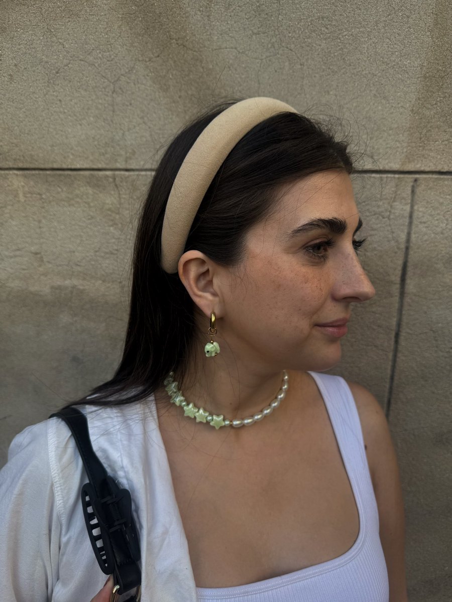 Buen día, esta soy yo, luciendo mi marca de accesorios💘 Evis Jewelry🧸