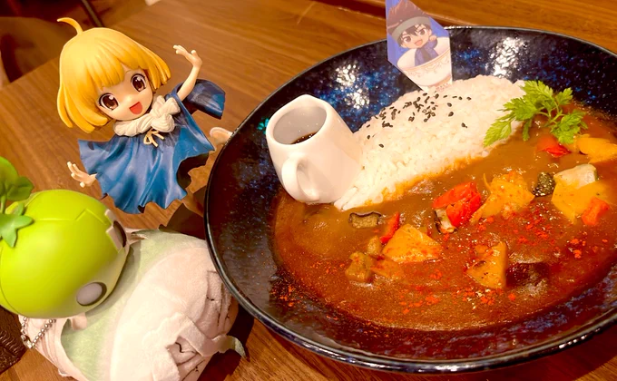 アニメこのタイミングでスイちゃんのぬいがないの悔しすぎるからフィギュスイちゃん連れてったよ カレーをお食べスイちゃん…お腹いっぱいお食べ…