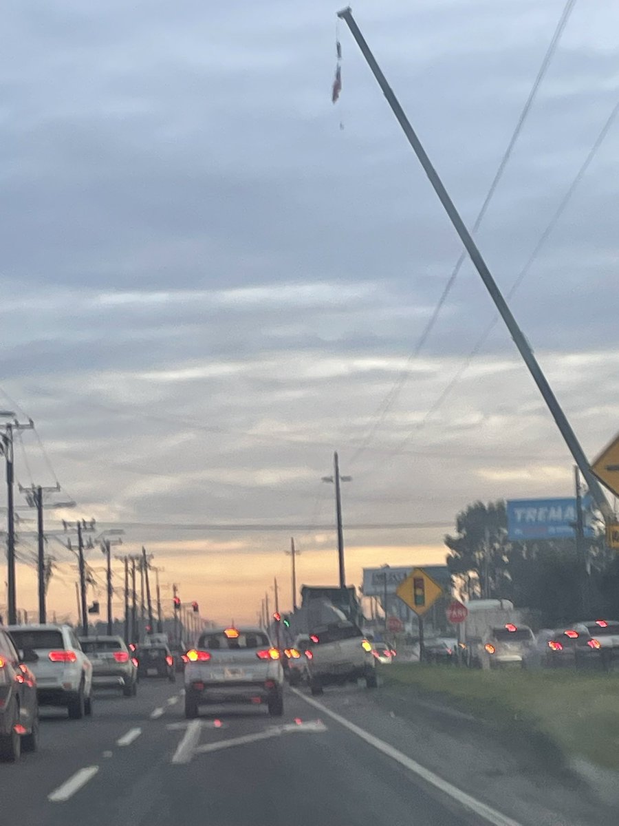 chelgutierrez's tweet photo. Se ve bonita la bandera..pero tremendo riesgo poner la pluma de una grúa, sobre tendido eléctrico, sobre una de las vías más congestionadas de la región, cientos de vehículos pasando a cada minuto por ahí…@radiobiobio @municoronel #ruta160 #km18 https://t.co/5hioGztSBn