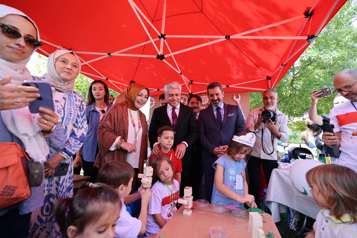 📍 Serdivan Millet Bahçesi

Valimiz Sayın Rahmi Doğan, TBMM KEFEK Başkanı/İlimiz Milletvekili Çiğdem Erdoğan, Milli Eğitim Bakanlığı Temel Eğitim Genel Müdürü Ebubekir Sıddık Savaşçı ile birlikte Türk Milli Eğitimi’nin genel amaçları ve Türkiye Yüzyılı Maarif Modeli’nin bütüncül