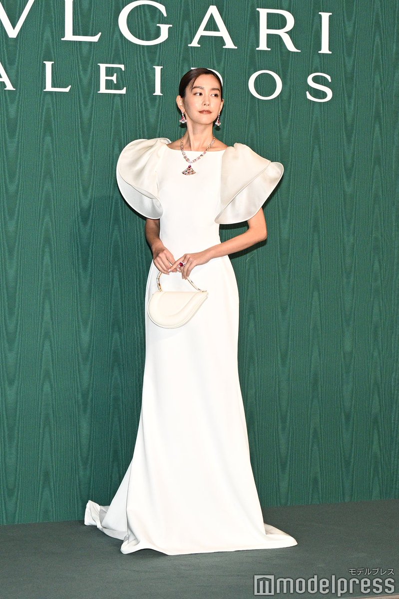 ブルガリ展覧会フォトコール第一夜💎】 桐谷美玲、気品漂う純白ドレス