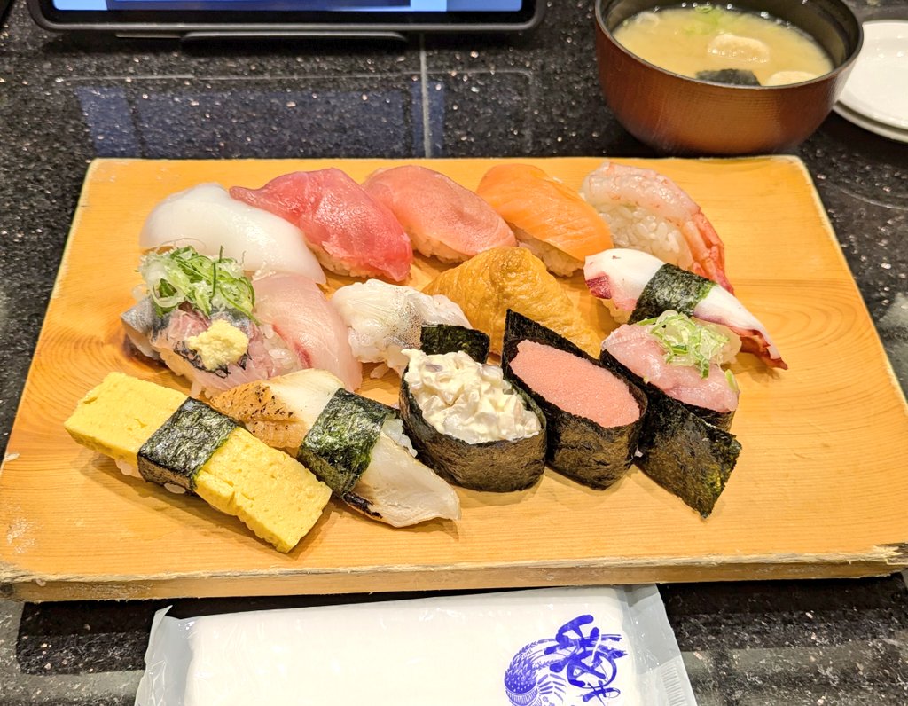 1450円でこれを食べれる富山県に生まれて良かった🍣