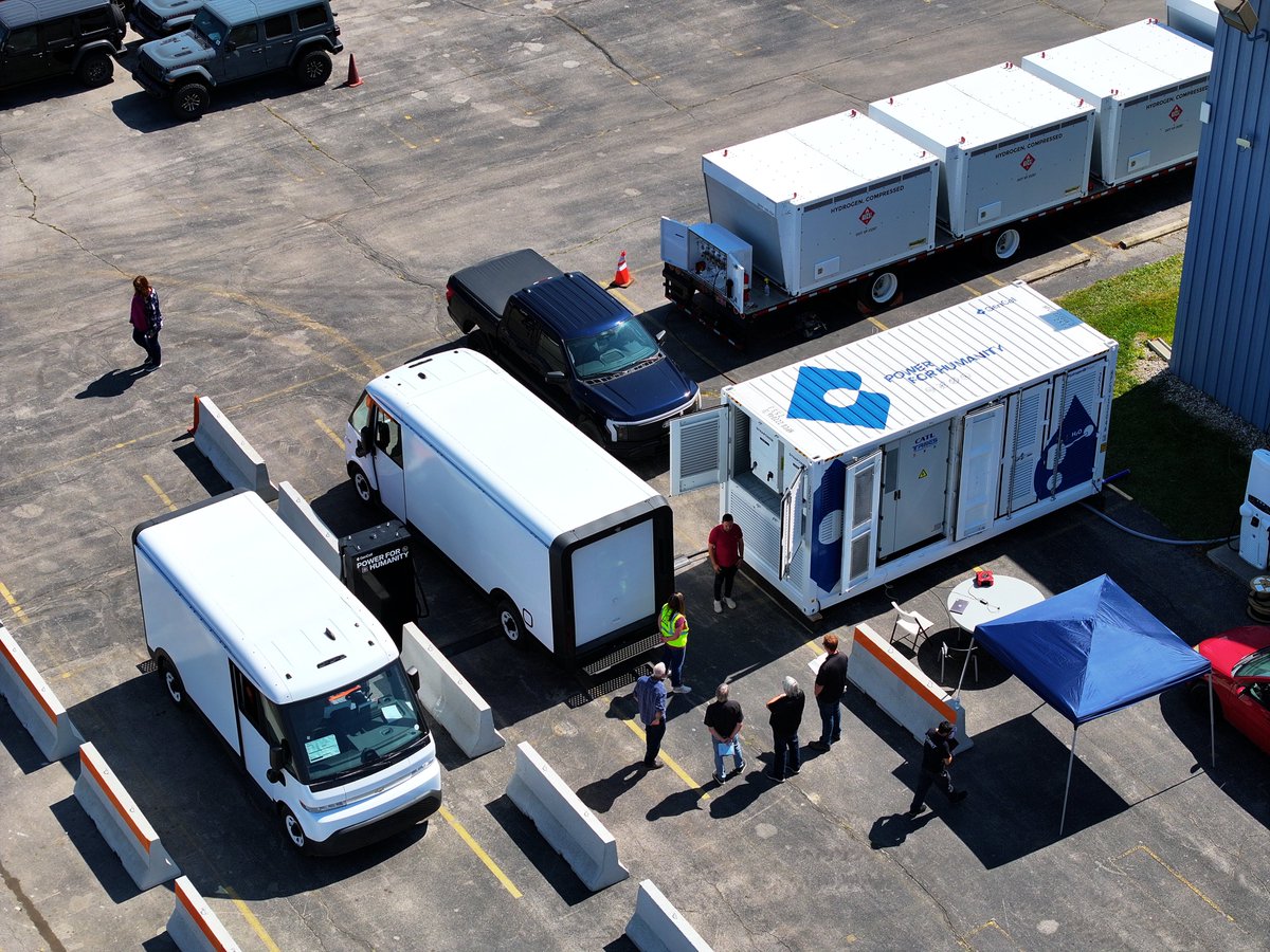 gencellenergy's tweet image. 🚨 Hot off the Press! GenCell &amp;amp; APT demo EVOX at MITRP
⚡ Grid-optional hydrogen fuel cell
 🚗Boosts yard throughput &amp;amp; efficiency
 🔋DC fast charging, rapid deployment
Read more 👉  gencellenergy.com/resources/pres…
#FuelCells #EVCharging #YardManagement #Hydrogen