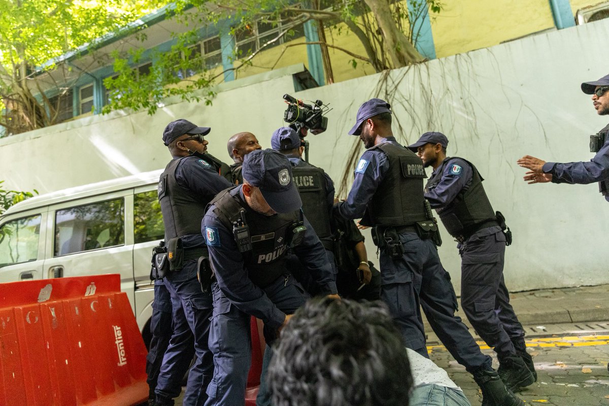 anoojfunaid's tweet photo. @Raajje_tv live camera was forcefully taken away. Is this the press freedom @MMuizzu wants for this country?

#CtrlBillBeyrukurey #CTRLehNukureveyne #SaveOurSocials #SkibidiSarukaaru #ToxicIslaahu #FahuDhuvas https://t.co/tDswNDaol3