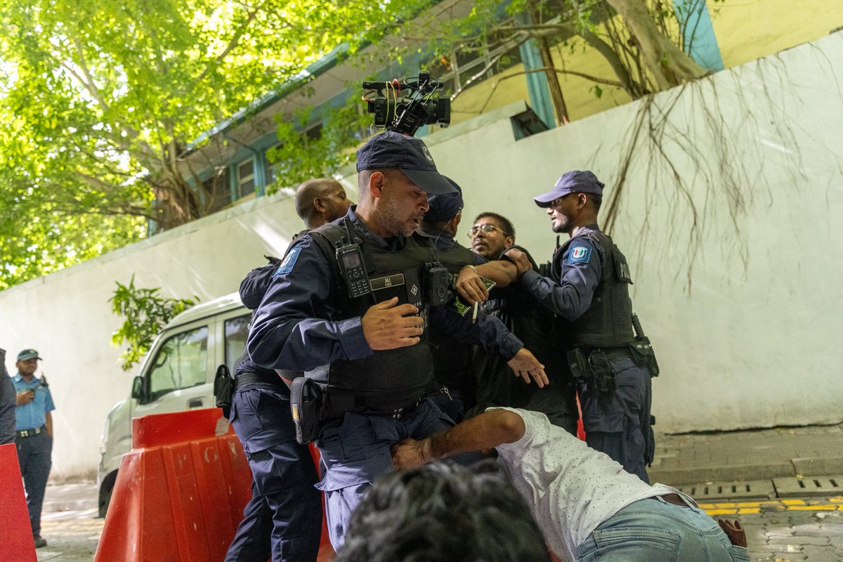 anoojfunaid's tweet photo. @Raajje_tv live camera was forcefully taken away. Is this the press freedom @MMuizzu wants for this country?

#CtrlBillBeyrukurey #CTRLehNukureveyne #SaveOurSocials #SkibidiSarukaaru #ToxicIslaahu #FahuDhuvas https://t.co/tDswNDaol3